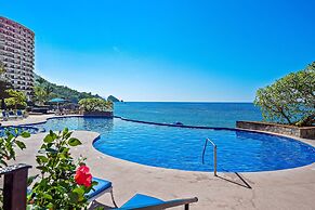 Charming Beach Apartment With Pool and Beach Access, Full Kitchen and 