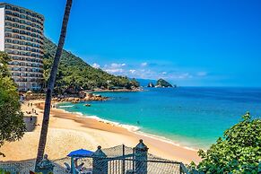 Charming Beach Apartment With Pool and Beach Access, Full Kitchen and 