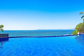 Charming Beach Apartment With Pool and Beach Access, Full Kitchen and 