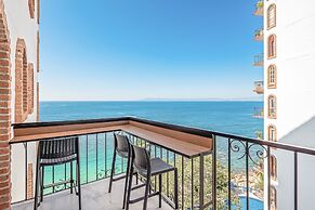 Charming Beach Apartment With Pool and Beach Access, Full Kitchen and 