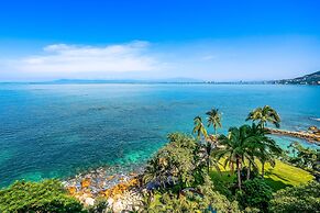 Charming Beach Apartment With Pool and Beach Access, Full Kitchen and 