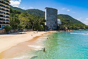 Charming Beach Apartment With Pool and Beach Access, Full Kitchen and 