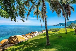 Charming Beach Apartment With Pool and Beach Access, Full Kitchen and 