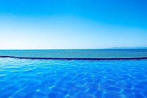 Charming Beach Apartment With Pool and Beach Access, Full Kitchen and 