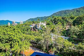 Charming Beach Apartment With Pool and Beach Access, Full Kitchen and 