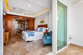 Luxurious Condo With Huge, Oceanfront Balcony, Pool & Pool spa