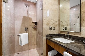 Luxurious Condo With Huge, Oceanfront Balcony, Pool & Pool spa