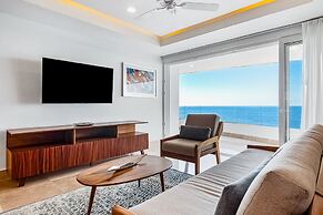 Luxurious Condo With Huge, Oceanfront Balcony, Pool & Pool spa