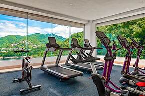 Luxurious Condo With Huge, Oceanfront Balcony, Pool & Pool spa
