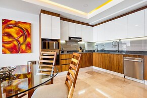 Luxurious Condo With Huge, Oceanfront Balcony, Pool & Pool spa