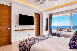 Luxurious Condo With Huge, Oceanfront Balcony, Pool & Pool spa