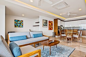 Luxurious Condo With Huge, Oceanfront Balcony, Pool & Pool spa