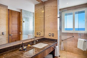 Luxurious Condo With Huge, Oceanfront Balcony, Pool & Pool spa