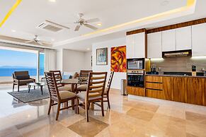 Luxurious Condo With Huge, Oceanfront Balcony, Pool & Pool spa