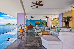 Luxurious Condo With Huge, Oceanfront Balcony, Pool & Pool spa