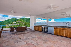 Luxurious Condo With Huge, Oceanfront Balcony, Pool & Pool spa