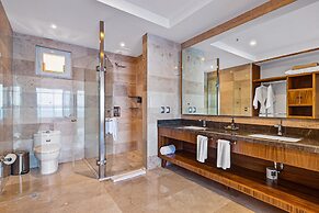 Luxurious Condo With Huge, Oceanfront Balcony, Pool & Pool spa