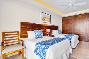 Luxurious Condo With Huge, Oceanfront Balcony, Pool & Pool spa