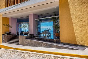 Luxurious Condo With Huge, Oceanfront Balcony, Pool & Pool spa