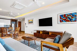 Luxurious Condo With Huge, Oceanfront Balcony, Pool & Pool spa