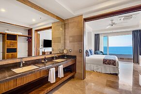 Luxurious Condo With Huge, Oceanfront Balcony, Pool & Pool spa