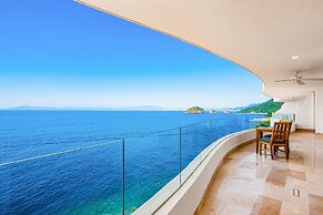 Luxurious Condo With Huge, Oceanfront Balcony, Pool & Pool spa