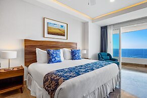 Luxurious Condo With Huge, Oceanfront Balcony, Pool & Pool spa