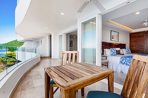 Luxurious Condo With Huge, Oceanfront Balcony, Pool & Pool spa