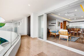 Luxurious Condo With Huge, Oceanfront Balcony, Pool & Pool spa