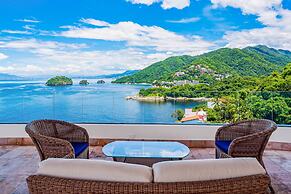 Luxurious Condo With Huge, Oceanfront Balcony, Pool & Pool spa
