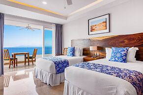 Luxurious Condo With Huge, Oceanfront Balcony, Pool & Pool spa