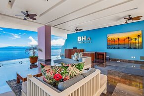 Luxurious Condo With Huge, Oceanfront Balcony, Pool & Pool spa