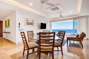 Luxurious Condo With Huge, Oceanfront Balcony, Pool & Pool spa