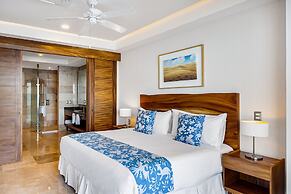 Luxurious Condo With Huge, Oceanfront Balcony, Pool & Pool spa