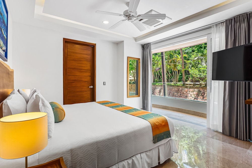 Luxurious Upscale Condo w/ Wraparound Oceanfront View & Shared Pool