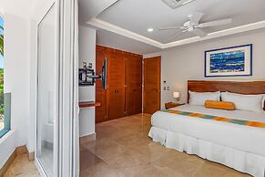 Luxurious Upscale Condo w/ Wraparound Oceanfront View & Shared Pool