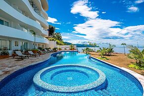 Luxurious Upscale Condo w/ Wraparound Oceanfront View & Shared Pool