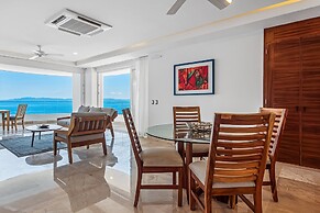 Luxurious Upscale Condo w/ Wraparound Oceanfront View & Shared Pool