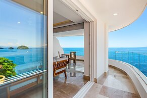 Luxurious Upscale Condo w/ Wraparound Oceanfront View & Shared Pool