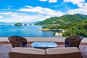 Luxurious Upscale Condo w/ Wraparound Oceanfront View & Shared Pool