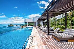 Luxurious Upscale Condo w/ Wraparound Oceanfront View & Shared Pool