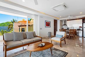 Luxurious Upscale Condo w/ Wraparound Oceanfront View & Shared Pool
