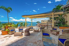 Luxurious Upscale Condo w/ Wraparound Oceanfront View & Shared Pool