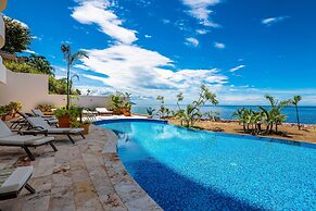 Luxurious Upscale Condo w/ Wraparound Oceanfront View & Shared Pool