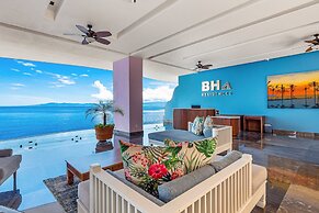Luxurious Upscale Condo w/ Wraparound Oceanfront View & Shared Pool
