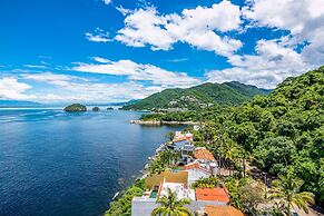 Luxurious Upscale Condo w/ Wraparound Oceanfront View & Shared Pool