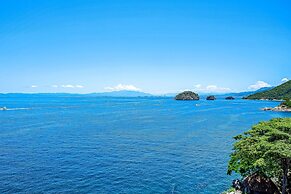 Luxurious Upscale Condo w/ Wraparound Oceanfront View & Shared Pool