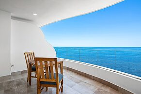 Luxurious Upscale Condo w/ Wraparound Oceanfront View & Shared Pool