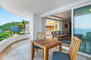Luxurious Upscale Condo w/ Wraparound Oceanfront View & Shared Pool