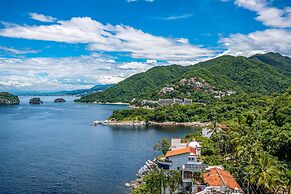 Luxurious Upscale Condo w/ Wraparound Oceanfront View & Shared Pool